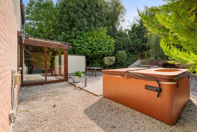 This family home with 4 bedrooms and 2 bathrooms is located in a quiet residential neighbourhood with little traffic.
The property features a spacious southwest-facing garden with beautiful green countryside views.
Thanks to its convenient location, the p