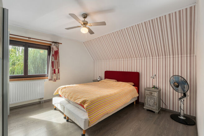 This family home with 4 bedrooms and 2 bathrooms is located in a quiet residential neighbourhood with little traffic.
The property features a spacious southwest-facing garden with beautiful green countryside views.
Thanks to its convenient location, the p
