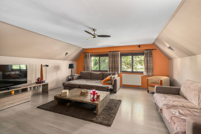 This family home with 4 bedrooms and 2 bathrooms is located in a quiet residential neighbourhood with little traffic.
The property features a spacious southwest-facing garden with beautiful green countryside views.
Thanks to its convenient location, the p