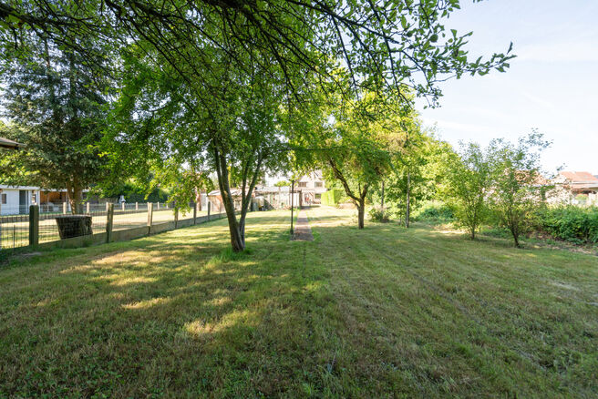 This spacious and move-in-ready home with three bedrooms is ideally located on a 10a 60ca plot, offering easy access to both Mechelen and Brussels.

House layout
Ground floor

Upon entering through the entrance hall, you will find a staircase leading to t