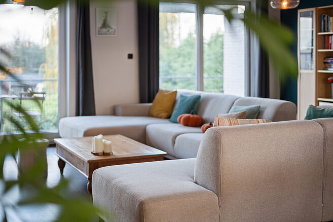 This move-in-ready and energy-efficient family home with 4 to 5 bedrooms is located in the rural village of Humbeek, part of Grimbergen, on a beautiful 711 m&sup2; plot. The property includes an integrated garage and a versatile ground-floor space, currently 