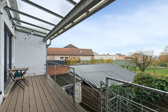 This move-in-ready and energy-efficient family home with 4 to 5 bedrooms is located in the rural village of Humbeek, part of Grimbergen, on a beautiful 711 m&sup2; plot. The property includes an integrated garage and a versatile ground-floor space, currently 