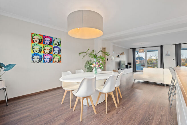 This move-in-ready and energy-efficient family home with 4 to 5 bedrooms is located in the rural village of Humbeek, part of Grimbergen, on a beautiful 711 m&sup2; plot. The property includes an integrated garage and a versatile ground-floor space, currently 