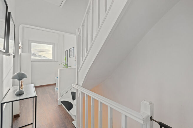 This move-in-ready and energy-efficient family home with 4 to 5 bedrooms is located in the rural village of Humbeek, part of Grimbergen, on a beautiful 711 m&sup2; plot. The property includes an integrated garage and a versatile ground-floor space, currently 