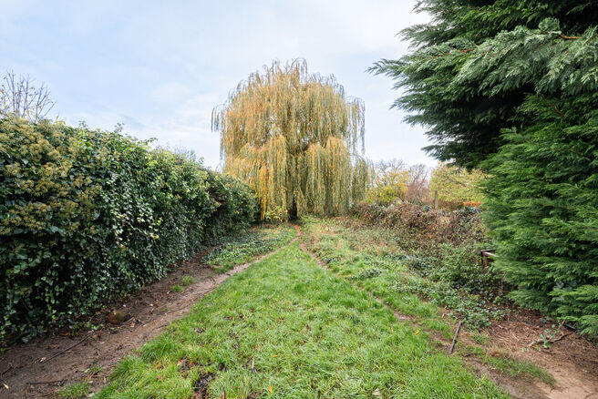 This move-in-ready and energy-efficient family home with 4 to 5 bedrooms is located in the rural village of Humbeek, part of Grimbergen, on a beautiful 711 m&sup2; plot. The property includes an integrated garage and a versatile ground-floor space, currently 