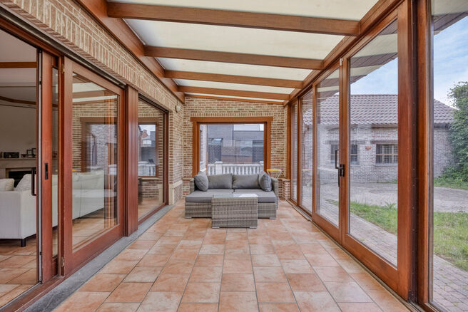 Spacious, move-in-ready and energy-efficient family home with 5 bedrooms, garden and garage – ideal for professional practice or commercial space.
Located in a quiet residential neighborhood, this property offers all modern comforts plus a versatile ext