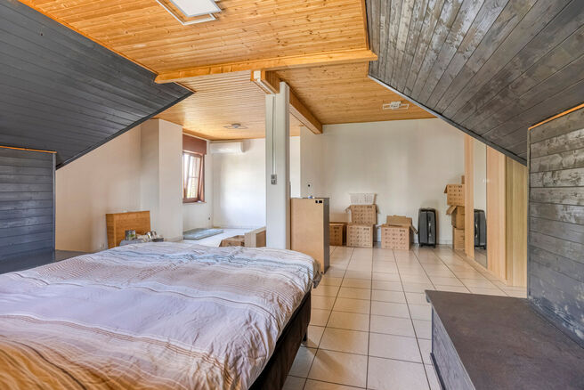 Spacious, move-in-ready and energy-efficient family home with 5 bedrooms, garden and garage – ideal for professional practice or commercial space.
Located in a quiet residential neighborhood, this property offers all modern comforts plus a versatile ext