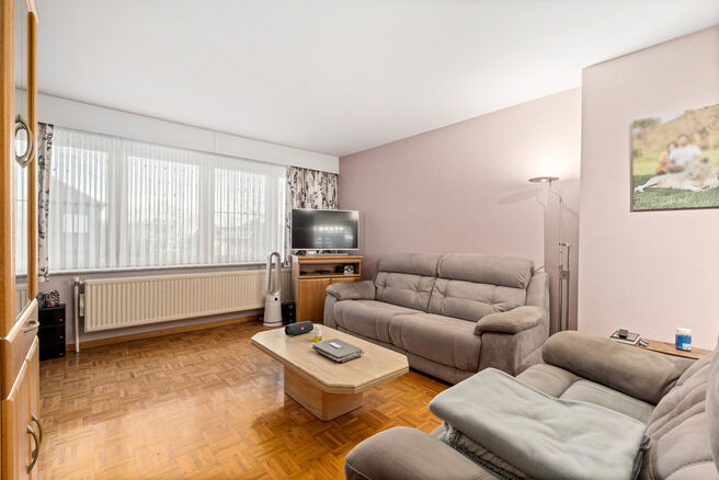 This move-in ready house, featuring 2 spacious bedrooms and a garden, is located in a quiet residential neighborhood.

On the ground floor, there is a spacious garage with an electric gate as well as a laundry room with connections for a washing machine a
