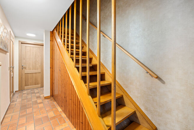 This move-in ready house, featuring 2 spacious bedrooms and a garden, is located in a quiet residential neighborhood.

On the ground floor, there is a spacious garage with an electric gate as well as a laundry room with connections for a washing machine a