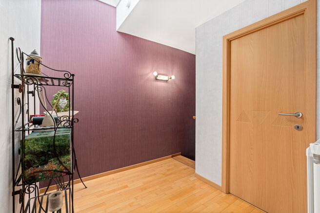 This move-in ready house, featuring 2 spacious bedrooms and a garden, is located in a quiet residential neighborhood.

On the ground floor, there is a spacious garage with an electric gate as well as a laundry room with connections for a washing machine a