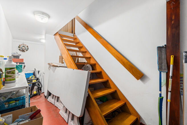 This move-in ready house, featuring 2 spacious bedrooms and a garden, is located in a quiet residential neighborhood.

On the ground floor, there is a spacious garage with an electric gate as well as a laundry room with connections for a washing machine a