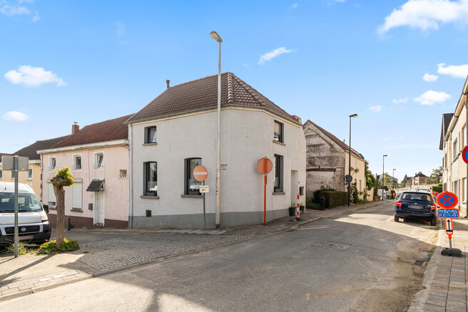 This charming two-bedroom corner house combines a practical layout with a pleasant and comfortable living environment. Thanks to its corner position, the property enjoys excellent natural light and easy accessibility. It also benefits from a cellar and a 