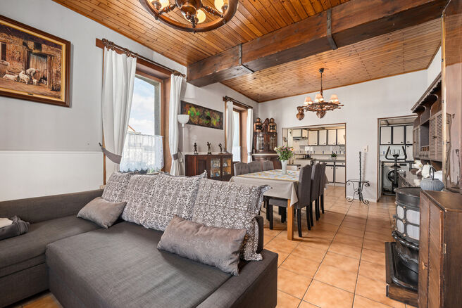 This charming two-bedroom corner house combines a practical layout with a pleasant and comfortable living environment. Thanks to its corner position, the property enjoys excellent natural light and easy accessibility. It also benefits from a cellar and a 