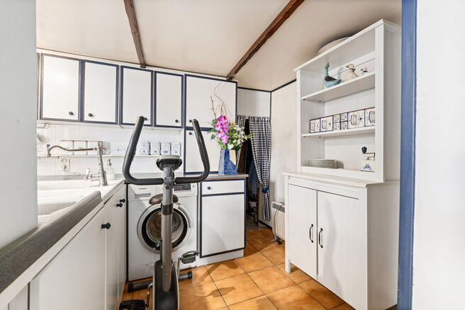 This charming two-bedroom corner house combines a practical layout with a pleasant and comfortable living environment. Thanks to its corner position, the property enjoys excellent natural light and easy accessibility. It also benefits from a cellar and a 