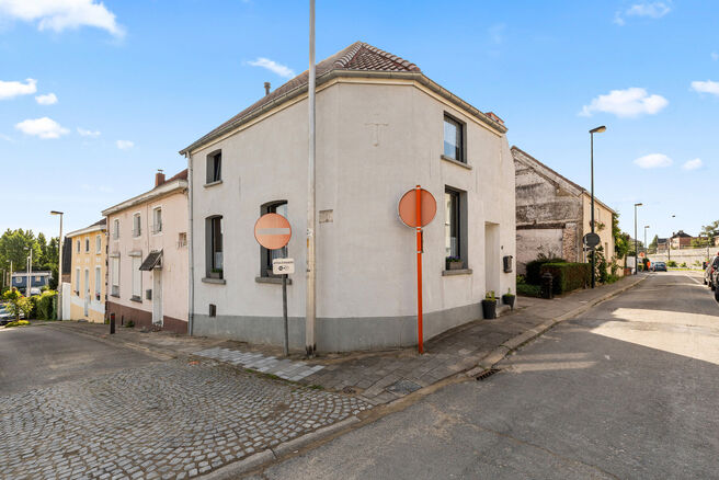 This charming two-bedroom corner house combines a practical layout with a pleasant and comfortable living environment. Thanks to its corner position, the property enjoys excellent natural light and easy accessibility. It also benefits from a cellar and a 