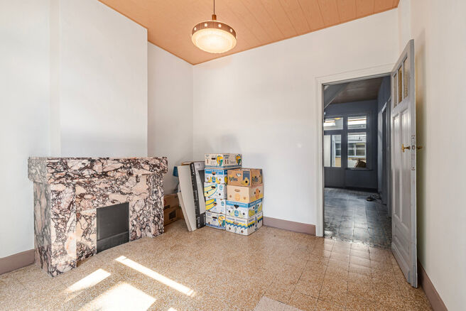 This corner house with 3 bedrooms and a garage is centrally located, within walking distance of the centre of Machelen.

LAYOUT:
On the ground floor, you will find the former butcher's shop. The property also features a spacious dining room or office at t