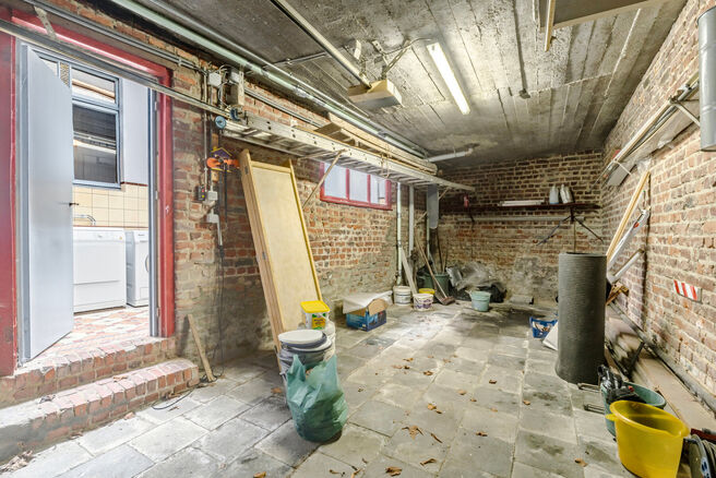 This corner house with 3 bedrooms and a garage is centrally located, within walking distance of the centre of Machelen.

LAYOUT:
On the ground floor, you will find the former butcher's shop. The property also features a spacious dining room or office at t