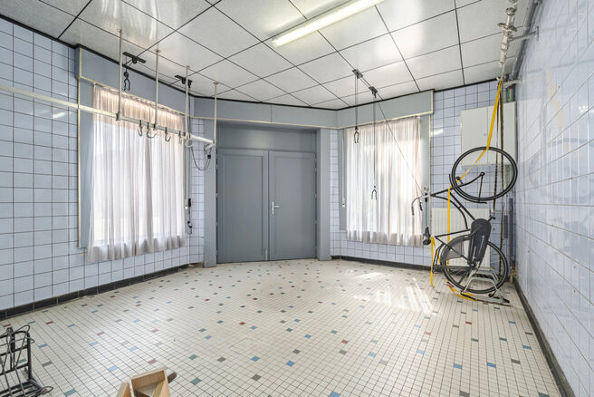 This corner house with 3 bedrooms and a garage is centrally located, within walking distance of the centre of Machelen.

LAYOUT:
On the ground floor, you will find the former butcher's shop. The property also features a spacious dining room or office at t