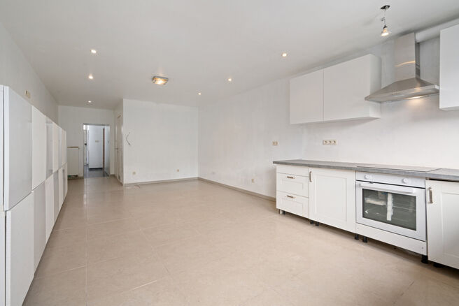 This charming family home with 3 bedrooms and a garden is perfectly situated in a quiet one-way street, within walking distance of the center of Sint-Niklaas. The house is highly energy-efficient with an EPC label B and offers modern comfort thanks to a r