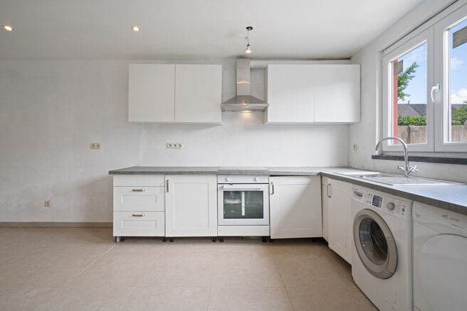 This charming family home with 3 bedrooms and a garden is perfectly situated in a quiet one-way street, within walking distance of the center of Sint-Niklaas. The house is highly energy-efficient with an EPC label B and offers modern comfort thanks to a r
