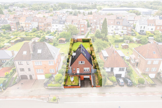 This detached family home with 2 bedrooms, a converted attic, a spacious basement and a garage is situated on a 526 m&sup2; plot and benefits from a beautiful south-east facing garden.

Ideally located near Klein-Bijgaarden, the property enjoys excellent acce