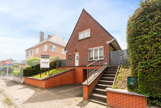 This detached family home with 2 bedrooms, a converted attic, a spacious basement and a garage is situated on a 526 m&sup2; plot and benefits from a beautiful south-east facing garden.

Ideally located near Klein-Bijgaarden, the property enjoys excellent acce