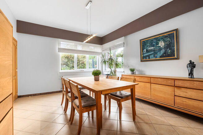 This detached family home with 2 bedrooms, a converted attic, a spacious basement and a garage is situated on a 526 m&sup2; plot and benefits from a beautiful south-east facing garden.

Ideally located near Klein-Bijgaarden, the property enjoys excellent acce