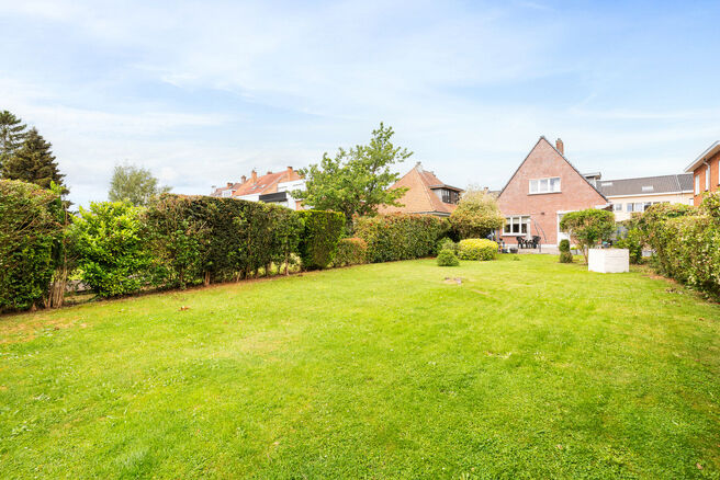 This detached family home with 2 bedrooms, a converted attic, a spacious basement and a garage is situated on a 526 m&sup2; plot and benefits from a beautiful south-east facing garden.

Ideally located near Klein-Bijgaarden, the property enjoys excellent acce