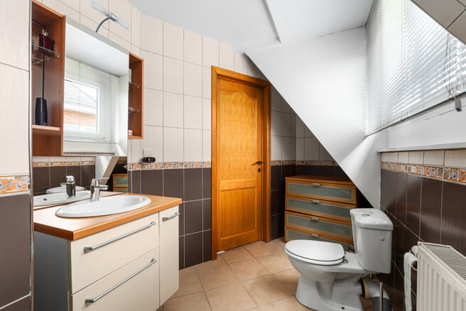 This detached family home with 2 bedrooms, a converted attic, a spacious basement and a garage is situated on a 526 m&sup2; plot and benefits from a beautiful south-east facing garden.

Ideally located near Klein-Bijgaarden, the property enjoys excellent acce