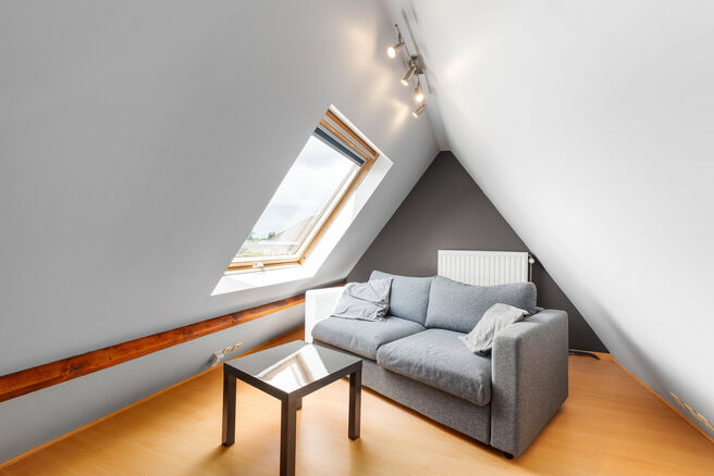 This detached family home with 2 bedrooms, a converted attic, a spacious basement and a garage is situated on a 526 m&sup2; plot and benefits from a beautiful south-east facing garden.

Ideally located near Klein-Bijgaarden, the property enjoys excellent acce