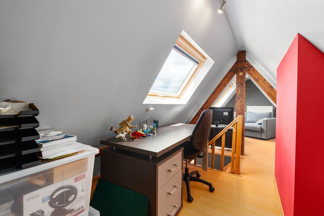 This detached family home with 2 bedrooms, a converted attic, a spacious basement and a garage is situated on a 526 m&sup2; plot and benefits from a beautiful south-east facing garden.

Ideally located near Klein-Bijgaarden, the property enjoys excellent acce