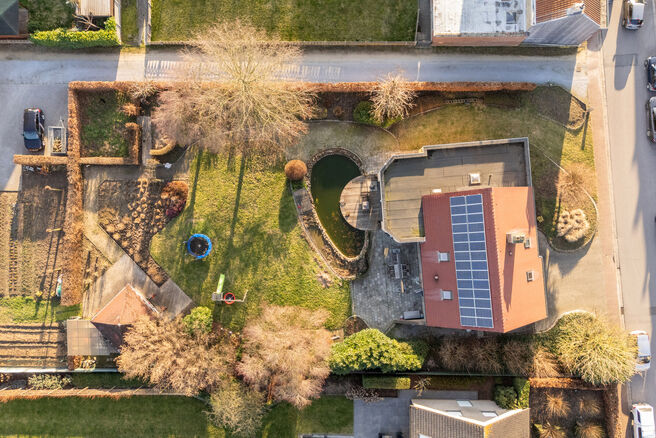 This spacious villa featuring no fewer than 5 bedrooms and 3 bathrooms is located in a residential neighbourhood, on a plot of 15a85ca.

Upon entering the property, you are welcomed into the entrance hall with a separate guest toilet. In 2002, the house w