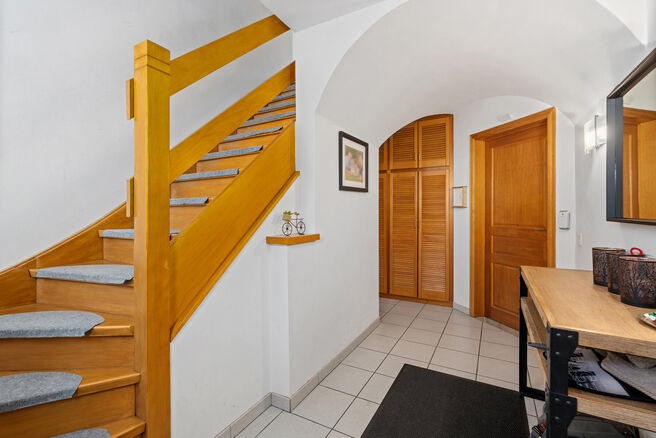 This spacious villa featuring no fewer than 5 bedrooms and 3 bathrooms is located in a residential neighbourhood, on a plot of 15a85ca.

Upon entering the property, you are welcomed into the entrance hall with a separate guest toilet. In 2002, the house w