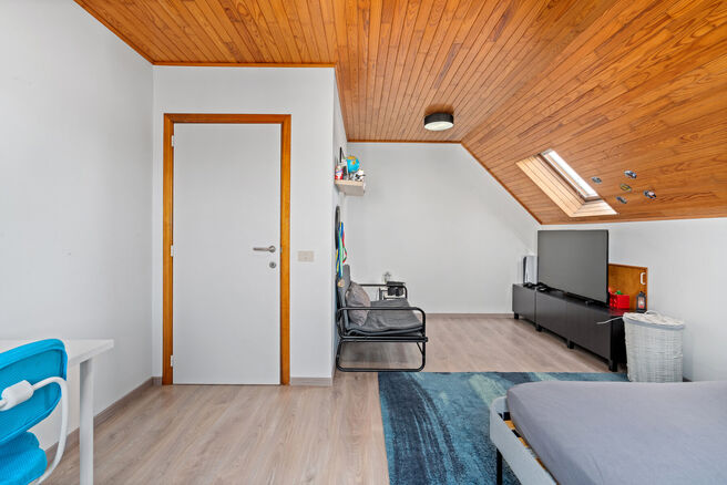 This spacious villa featuring no fewer than 5 bedrooms and 3 bathrooms is located in a residential neighbourhood, on a plot of 15a85ca.

Upon entering the property, you are welcomed into the entrance hall with a separate guest toilet. In 2002, the house w