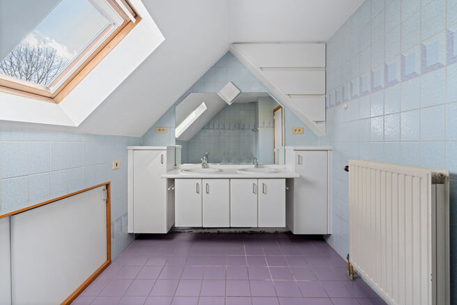 This spacious villa featuring no fewer than 5 bedrooms and 3 bathrooms is located in a residential neighbourhood, on a plot of 15a85ca.

Upon entering the property, you are welcomed into the entrance hall with a separate guest toilet. In 2002, the house w