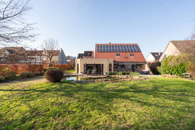 This spacious villa featuring no fewer than 5 bedrooms and 3 bathrooms is located in a residential neighbourhood, on a plot of 15a85ca.

Upon entering the property, you are welcomed into the entrance hall with a separate guest toilet. In 2002, the house w