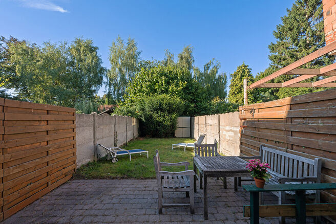 This house with three spacious bedrooms and a garden is excellently located near the centre of Vilvoorde, with plenty of amenities nearby.

LAYOUT:
On the ground floor, we enter the house through an entrance hall with a staircase leading to the first floo
