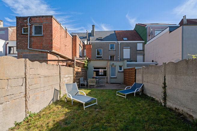 This house with three spacious bedrooms and a garden is excellently located near the centre of Vilvoorde, with plenty of amenities nearby.

LAYOUT:
On the ground floor, we enter the house through an entrance hall with a staircase leading to the first floo
