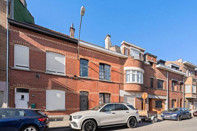 This house with three spacious bedrooms and a garden is excellently located near the centre of Vilvoorde, with plenty of amenities nearby.

LAYOUT:
On the ground floor, we enter the house through an entrance hall with a staircase leading to the first floo