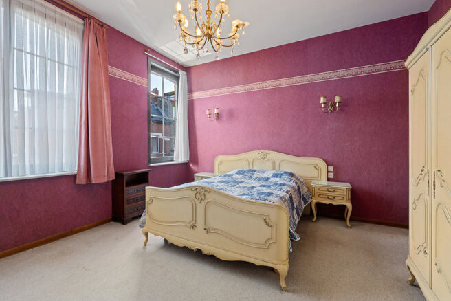 This house with three spacious bedrooms and a garden is excellently located near the centre of Vilvoorde, with plenty of amenities nearby.

LAYOUT:
On the ground floor, we enter the house through an entrance hall with a staircase leading to the first floo