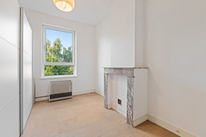 This house with three spacious bedrooms and a garden is excellently located near the centre of Vilvoorde, with plenty of amenities nearby.

LAYOUT:
On the ground floor, we enter the house through an entrance hall with a staircase leading to the first floo