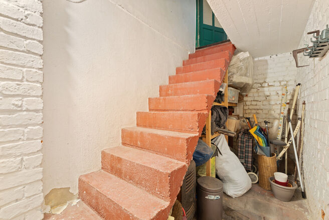 This house with three spacious bedrooms and a garden is excellently located near the centre of Vilvoorde, with plenty of amenities nearby.

LAYOUT:
On the ground floor, we enter the house through an entrance hall with a staircase leading to the first floo