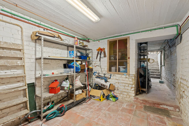 This house with three spacious bedrooms and a garden is excellently located near the centre of Vilvoorde, with plenty of amenities nearby.

LAYOUT:
On the ground floor, we enter the house through an entrance hall with a staircase leading to the first floo