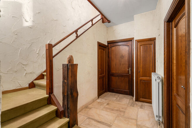 Move-in ready family home with 3 bedrooms, ideally located in the rural area of Koningslo, combining a quiet residential setting with excellent accessibility to both Flanders and the Brussels-Capital Region.

Set on a plot of 3a 43ca, the property benefit