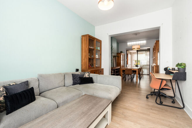This move-in ready home with no fewer than 5 bedrooms is ideally located in a quiet one-way street, close to a wide range of amenities.

Set on a 476 m&sup2; plot, the property features a pleasant garden with multiple terraces. At the rear, there is also a tw