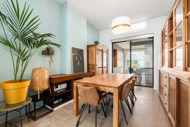 This move-in ready home with no fewer than 5 bedrooms is ideally located in a quiet one-way street, close to a wide range of amenities.

Set on a 476 m&sup2; plot, the property features a pleasant garden with multiple terraces. At the rear, there is also a tw