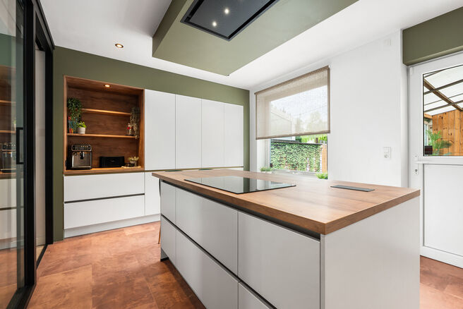 This move-in ready home with no fewer than 5 bedrooms is ideally located in a quiet one-way street, close to a wide range of amenities.

Set on a 476 m&sup2; plot, the property features a pleasant garden with multiple terraces. At the rear, there is also a tw