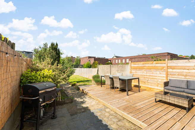 This move-in ready home with no fewer than 5 bedrooms is ideally located in a quiet one-way street, close to a wide range of amenities.

Set on a 476 m&sup2; plot, the property features a pleasant garden with multiple terraces. At the rear, there is also a tw