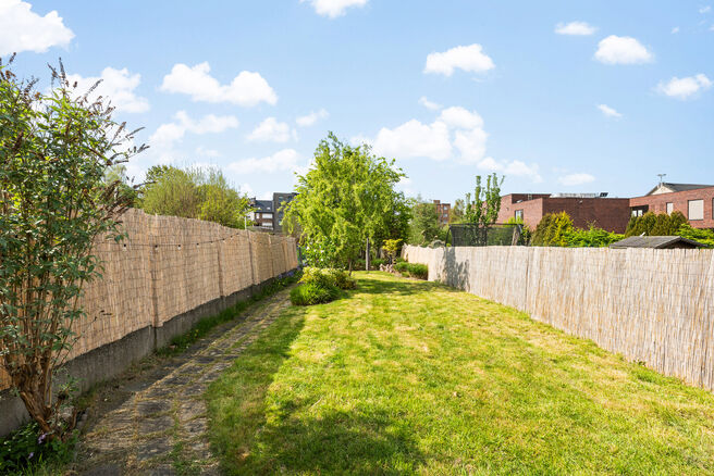 This move-in ready home with no fewer than 5 bedrooms is ideally located in a quiet one-way street, close to a wide range of amenities.

Set on a 476 m&sup2; plot, the property features a pleasant garden with multiple terraces. At the rear, there is also a tw