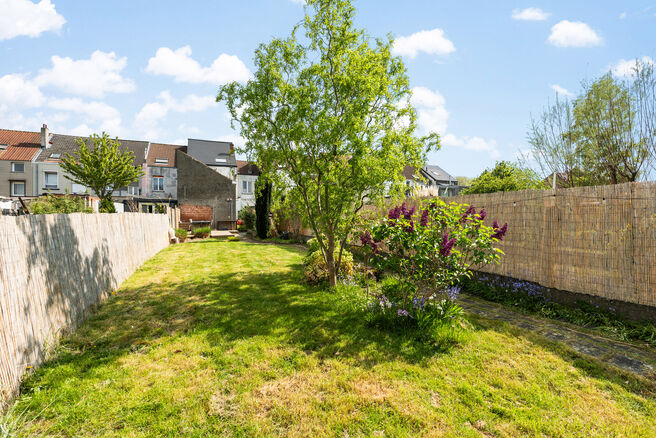 This move-in ready home with no fewer than 5 bedrooms is ideally located in a quiet one-way street, close to a wide range of amenities.

Set on a 476 m&sup2; plot, the property features a pleasant garden with multiple terraces. At the rear, there is also a tw